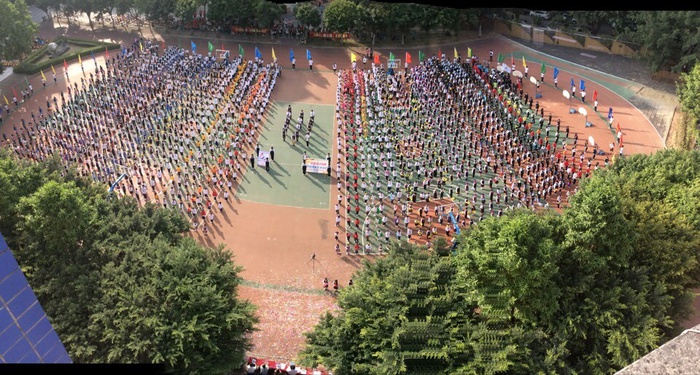 09、圖為運(yùn)動會開幕式全景