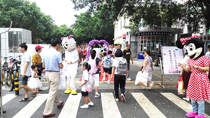 喜迎新老同學(xué)返校，樂繪美好教育藍(lán)圖,開學(xué)歡迎禮別具特色