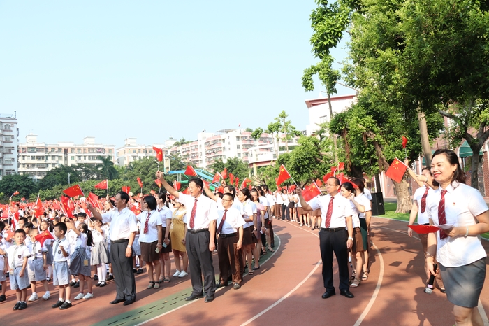 舉行主題升旗儀式，弘揚(yáng)愛國主義精神